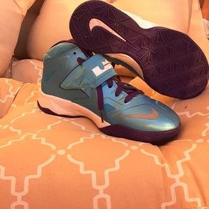 Lebron James 7Y/ Women's size 8 Nike Tennis Shoes